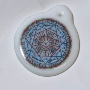 Arcángeles color sobre vidrio blanco